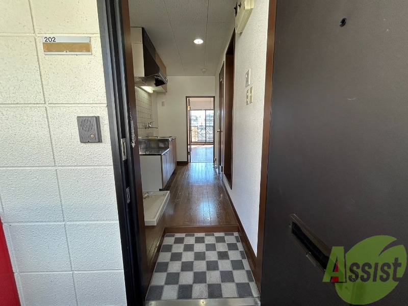 玄関　こちらは玄関です。入って左手に靴箱が設置されています。