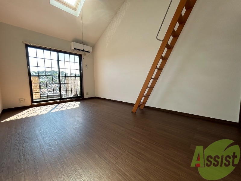 居室・リビング　リビングです。天窓も付いており、日当たり良好です。