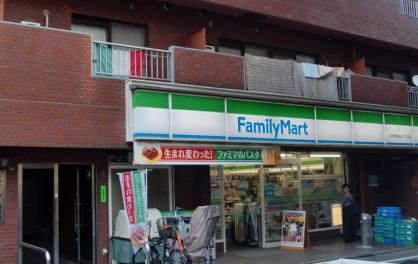 コンビニ　ファミリーマート目黒青葉台三丁目店（コンビニ）まで161m