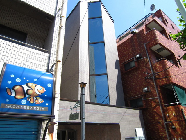 建物外観　鋭角の窓ガラスがオシャレ！