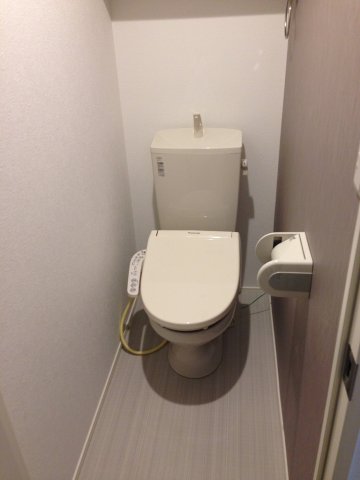 トイレ　温水洗浄便座※同シリーズの写真になります
