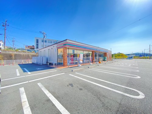 コンビニ　セブンイレブン松阪山室町北店（コンビニ）まで1028m