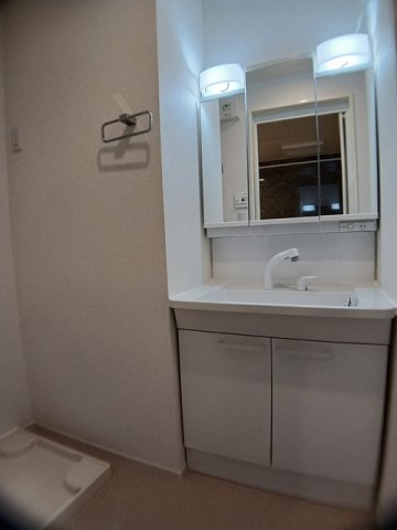 洗面設備　明るい洗面所です