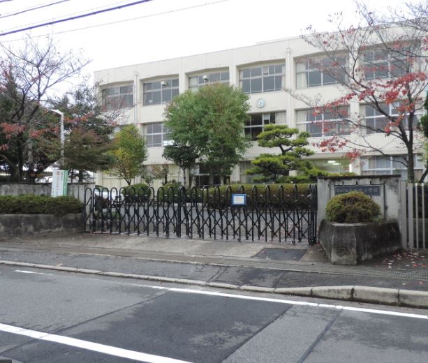 小学校　栗東市立治田西小学校（小学校）まで1053m