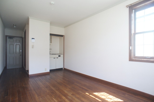 その他部屋・スペース　南西向きで明るいお部屋！暖かな日差しが入ります♪