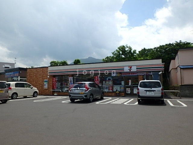 コンビニ　セブンイレブン（コンビニ）まで470m