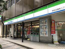 コンビニ　ファミリーマート 神田淡路町二丁目店（コンビニ）まで104m