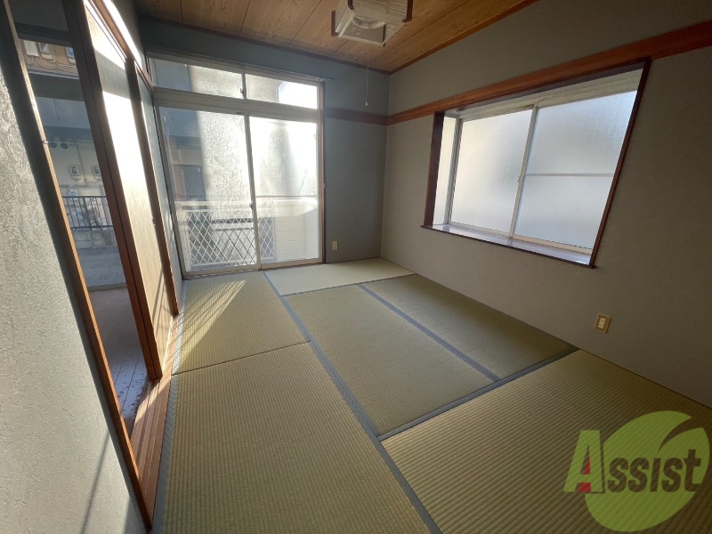 その他部屋・スペース　寝室には窓があるので、朝の目覚めが良さそうです。