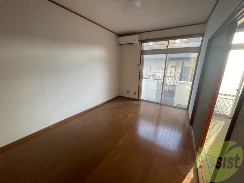 居室・リビング　南向きの大きめの窓から日差しがたっぷり入る明るいお部屋です。