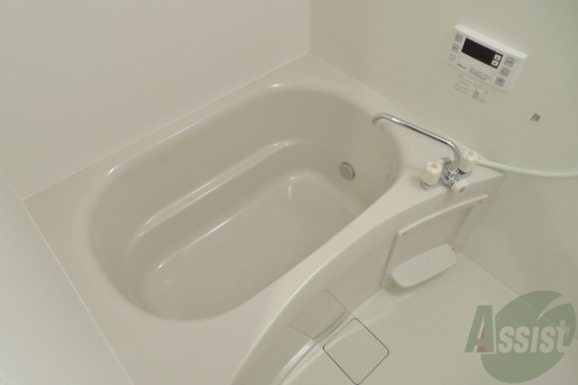 バス・シャワールーム　浴室は深さもあるので、肩まで浸かることもできますよ。