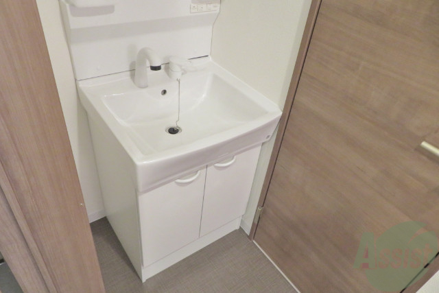 洗面設備　洗面台は独立洗面台です。毎日の身支度が楽しくなりそうですね。