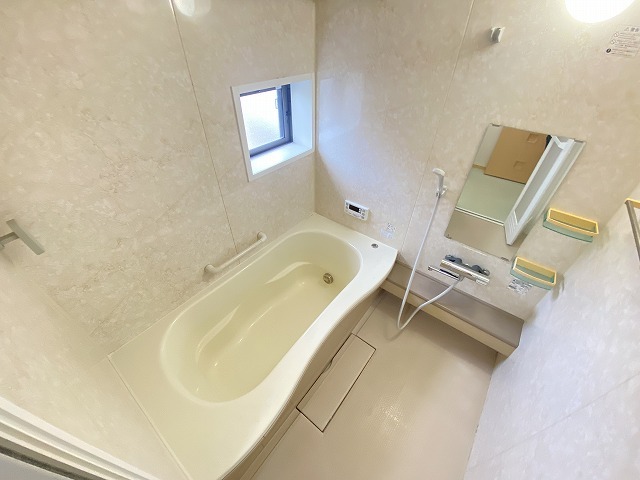 バス・シャワールーム　浴室乾燥機、追焚機能付の広々バスルーム！