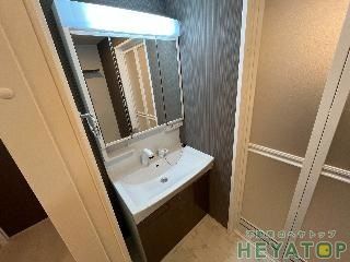 洗面設備　忙しい朝の身支度に便利なシャワー付き洗面化粧台