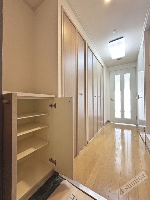 玄関　靴箱付きです♪♪