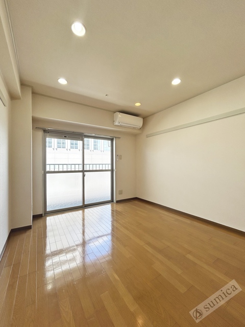 バルコニー　内装は落ち着いています。おおきな窓で明るさを演出。