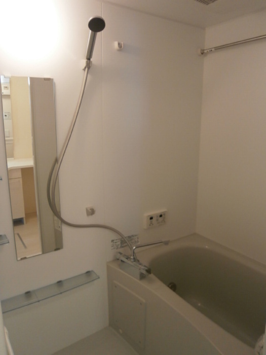 バス・シャワールーム　浴室は換気暖房乾燥機付・大きなシャワーヘッド！