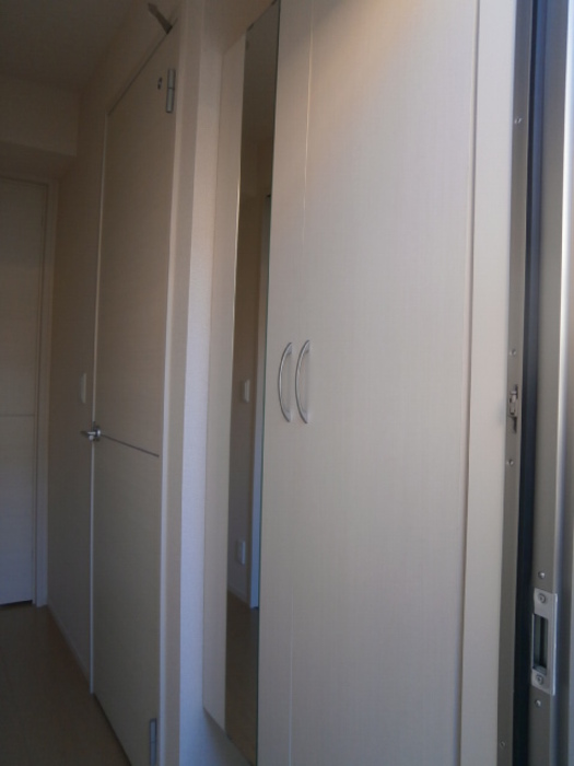 その他部屋・スペース　鏡付きのシューズボックス