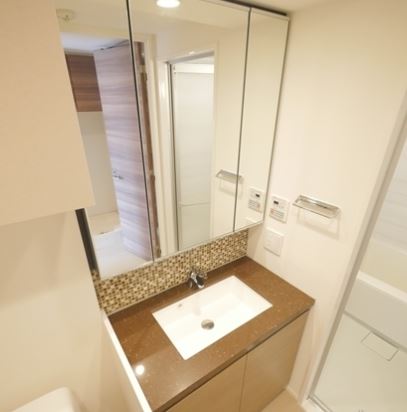 洗面設備　明るい洗面所です