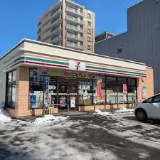 コンビニ　セブンイレブン札幌北13条東駅前店（コンビニ）まで332m