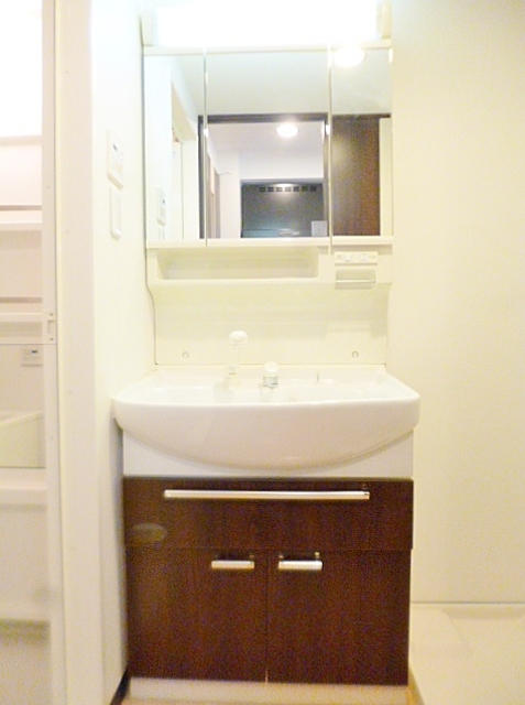 洗面設備　大きな三面鏡の洗面台