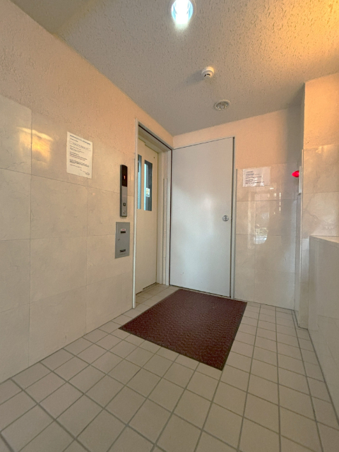 ロビー　エレベーターあり