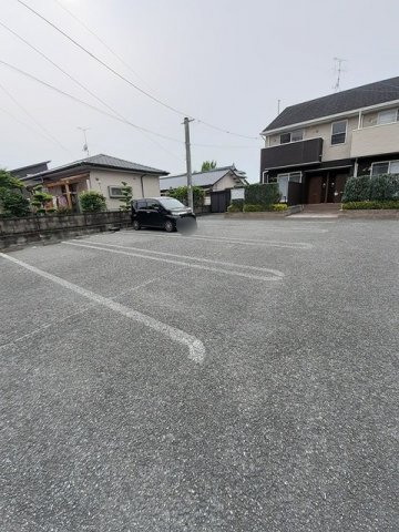 駐車場　【シャルマンハイツ】車をお持ちの方に嬉しい駐車場付きの物件で