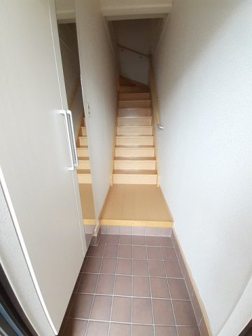 玄関　【シャルマンハイツ】明るい玄関です