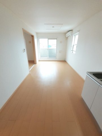 居室・リビング　【シャルマンハイツ】ゆったり過ごせる居間です