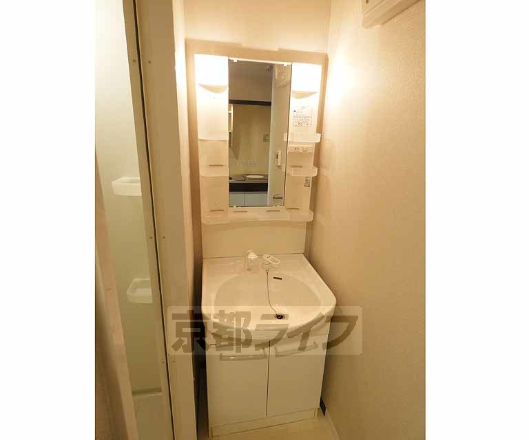 洗面設備　綺麗な洗面台です。