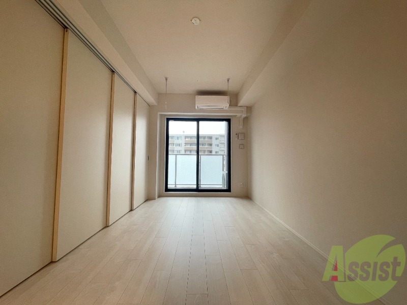 居室・リビング　１１．６帖の広々とした洋室で開放感がありますね。