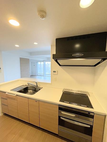 キッチン　キッチン3.3帖　　オーブン・グリル付き3口IHクッキングヒ