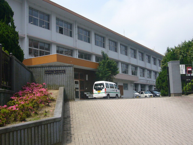 中学校　北九州市立篠崎中学校（中学校）まで626m