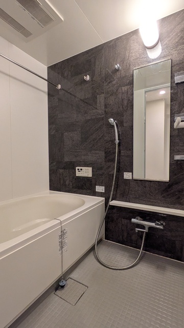 バス・シャワールーム　鏡付きの浴室です★