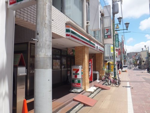 コンビニ　セブンイレブン 京成大久保駅前店（コンビニ）まで126m
