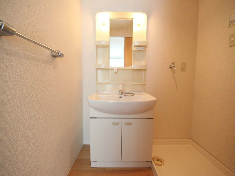 洗面設備　脱衣所　独立洗面台（シャンプードレッサー付）収納スペース有