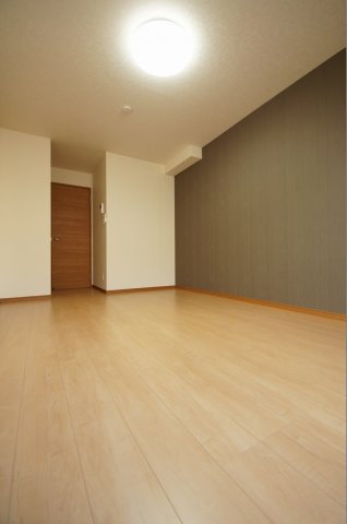 その他部屋・スペース　落ち着いた色合いの床材を使用した居住空間