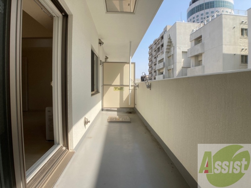 バルコニー　バルコニーは幅があり、広い印象を受けました。