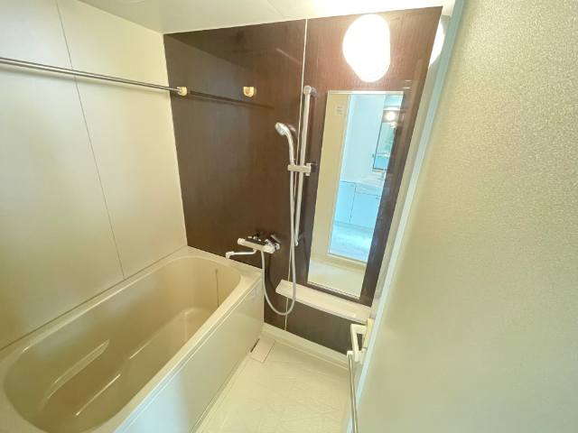 バス・シャワールーム　２口コンロの広々キッチンです。