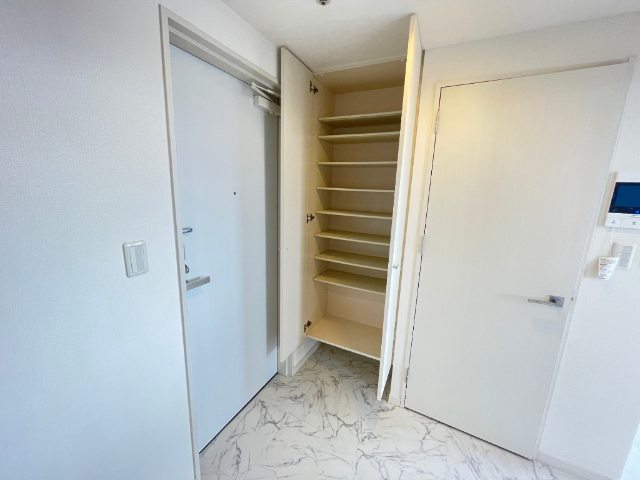 玄関　下駄箱あります。