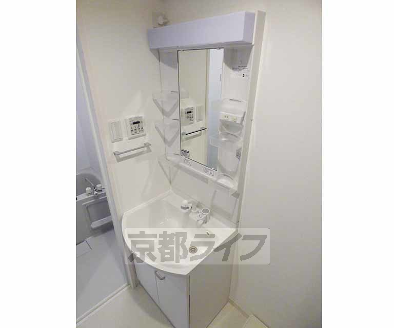 洗面設備　きれいな洗面台です。