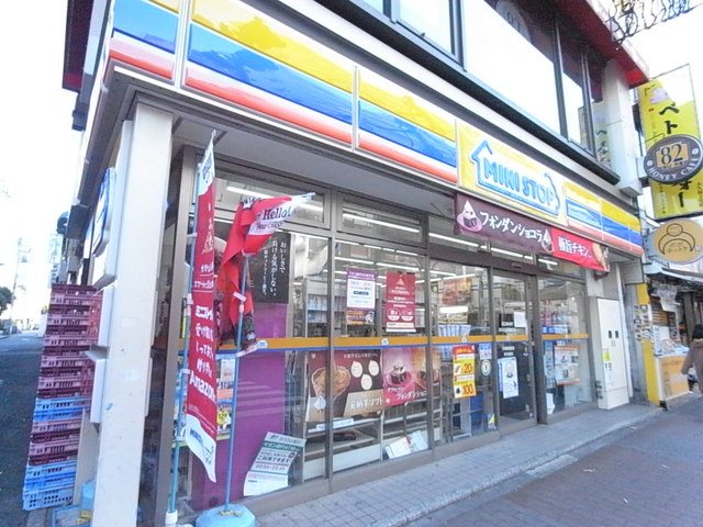 コンビニ　ＭＩＮＩＳＴＯＰ　新大久保駅東口店（コンビニ）まで883m
