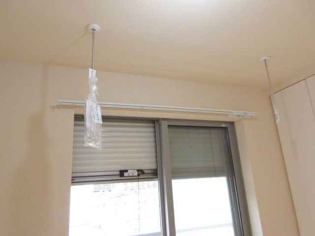 その他　防犯シャッターに室内物干しフック