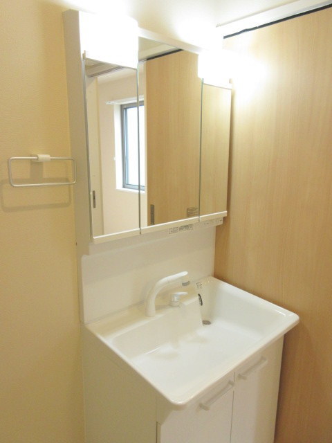 洗面設備　三面鏡の洗面台