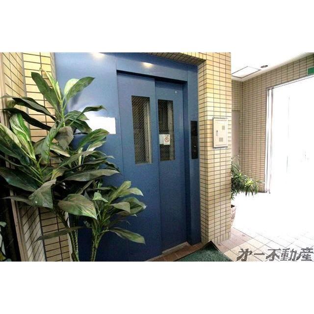 ロビー　エレベータ