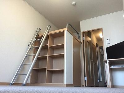 居室・リビング　本棚あり