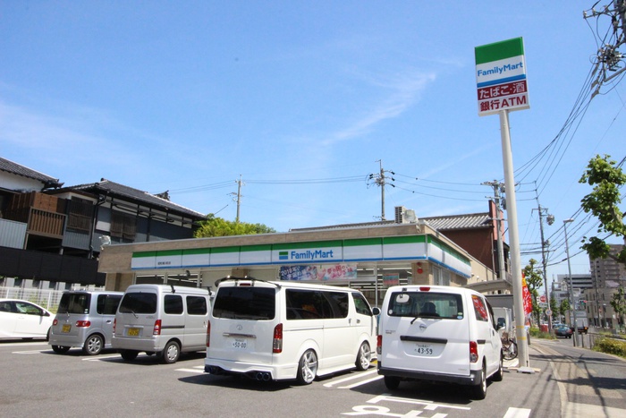コンビニ　ファミリーマート（コンビニ）まで240m