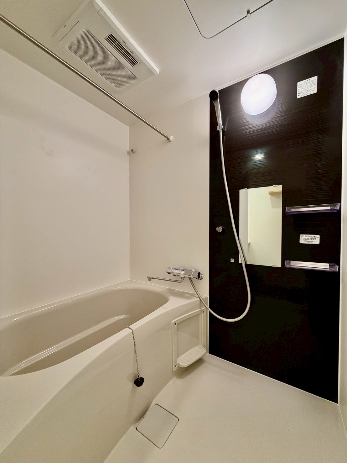 バス・シャワールーム　黒のパネルがアクセント※※302号室の写真です