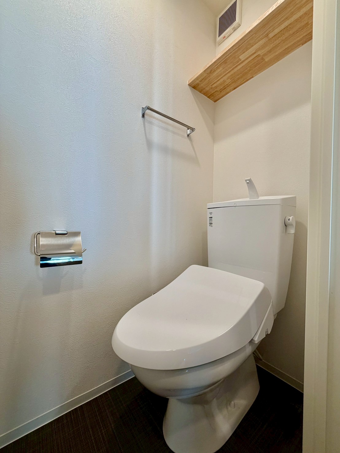 トイレ　清潔感のある空間　※302号の写真です