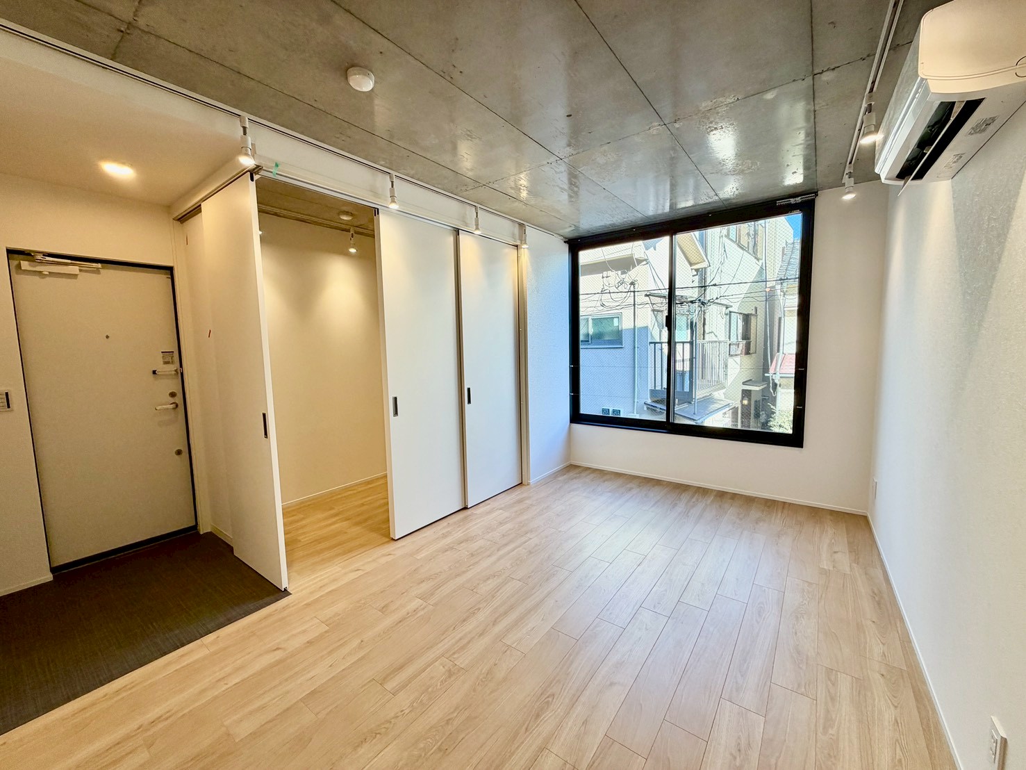 玄関　光が入る明るいリビング※同間取りの201号の写真です