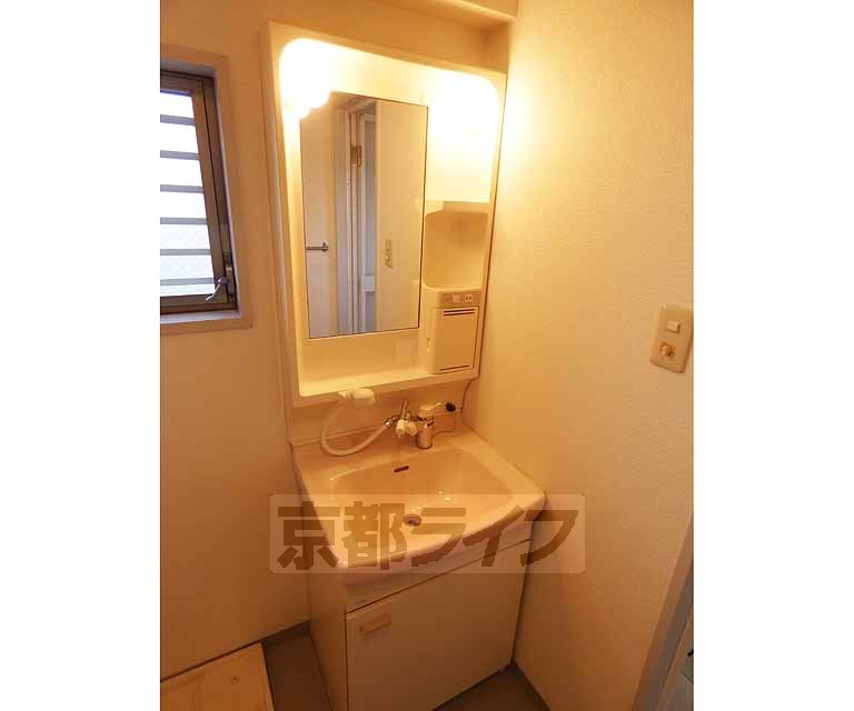 洗面設備　独立洗面台付きです。